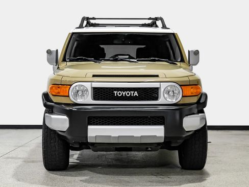 Used 2014 Toyota FJ Cruiser 4WD w/ Upgrade Package image 3