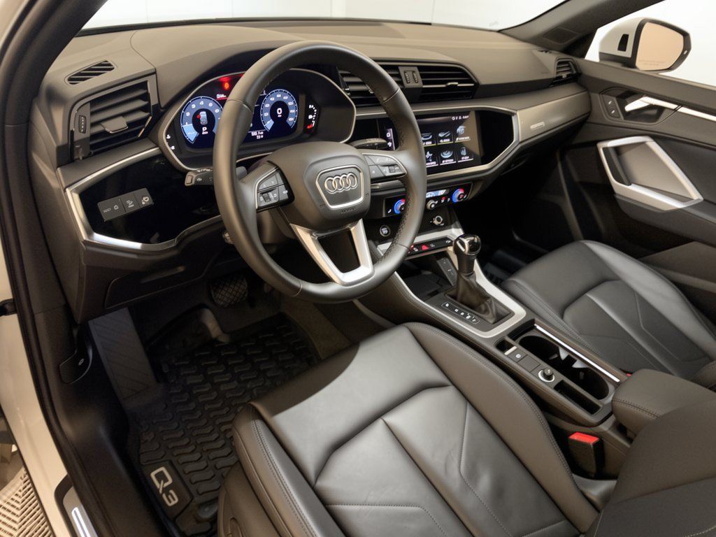 Used 2025 Audi Q3 2.0T Premium w/ Convenience Package AWD/4WD image 4