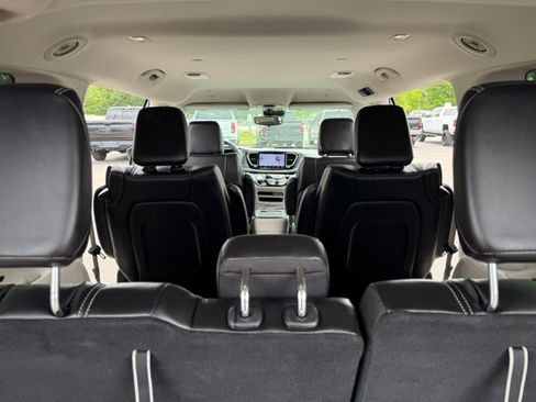 Used 2023 Chrysler Pacifica Touring-L FWD image 33