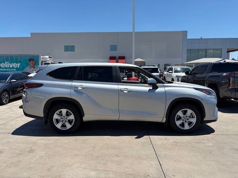 Used 2025 Toyota Highlander LE AWD/4WD image 3