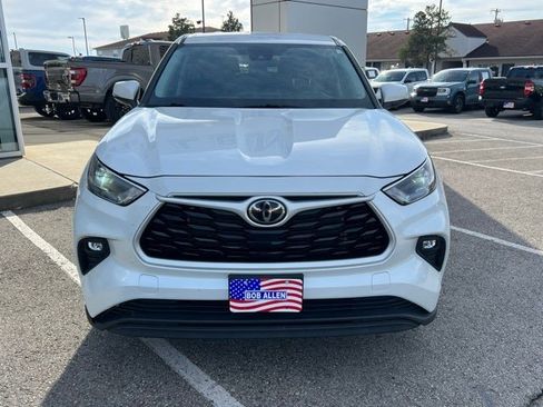 Used 2024 Toyota Highlander LE image 9
