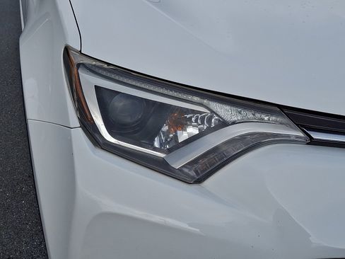 Used 2018 Toyota RAV4 XLE w/ Plus Extra Value Package AWD/4WD image 10