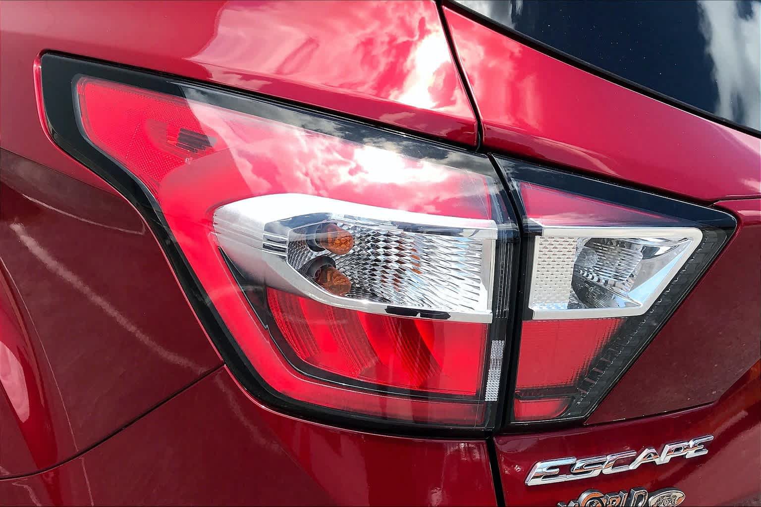 Used 2018 Ford Escape SE w/ SE Sync 3 Package AWD/4WD image 29