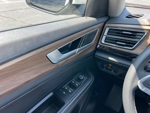 Used 2024 Volkswagen Atlas SE w/ Panoramic Sunroof Package FWD image 22