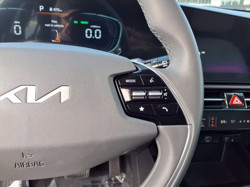 Certified 2025 Kia Niro EX image 17