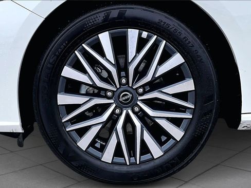 Used 2025 Nissan Altima 2.5 SV image 10