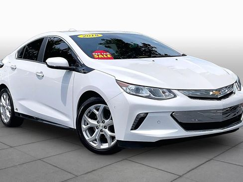Used 2018 Chevrolet Volt Premier w/ Driver Confidence Package FWD image 3