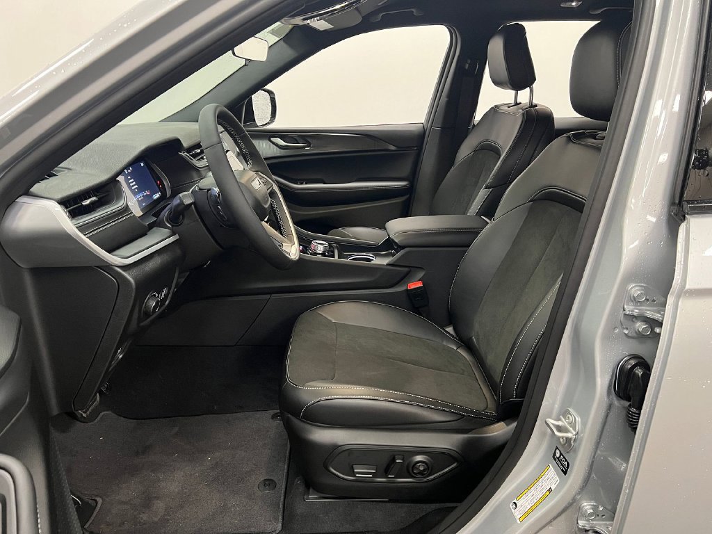 New 2025 Jeep Grand Cherokee Altitude RWD image 10