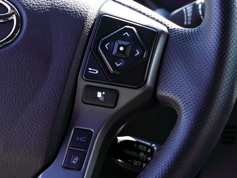 Used 2022 Toyota Tacoma TRD Off-Road w/ Technology Package AWD/4WD image 34