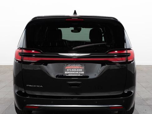 Used 2025 Chrysler Pacifica Select FWD image 11