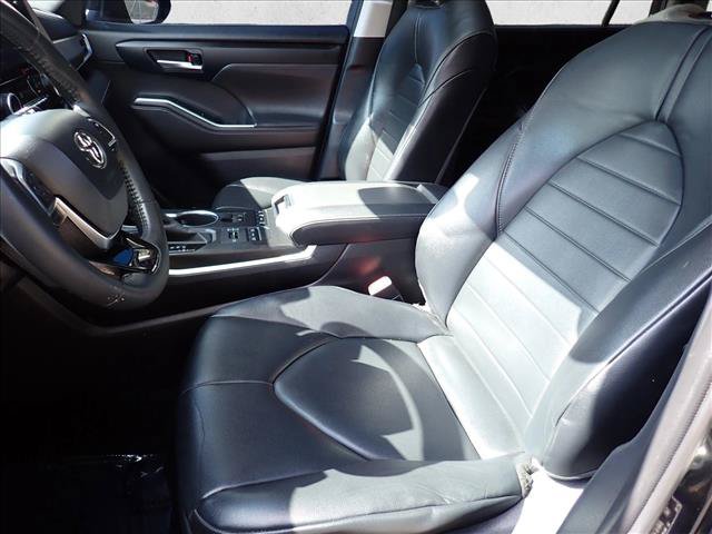 Used 2020 Toyota Highlander XLE AWD/4WD image 14