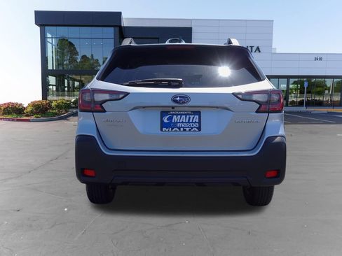 Used 2025 Subaru Outback Premium AWD/4WD image 4