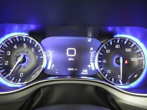 Used 2025 Chrysler Pacifica Limited image 12