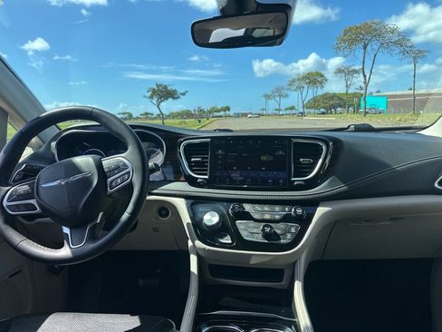 Used 2022 Chrysler Pacifica Limited image 14