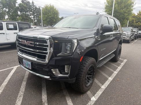 Used 2024 GMC Yukon SLT w/ SLT Premium Package AWD/4WD image 3