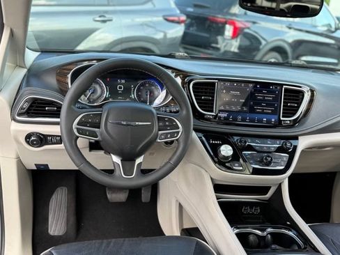 Used 2023 Chrysler Pacifica Limited FWD image 5