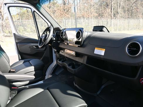 Used 2025 Mercedes-Benz Sprinter 2500 image 21