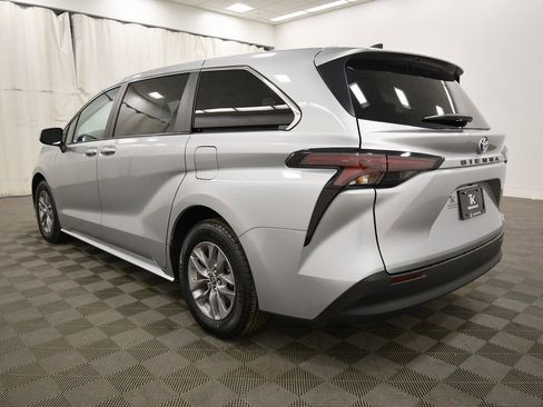 Used 2024 Toyota Sienna LE image 5