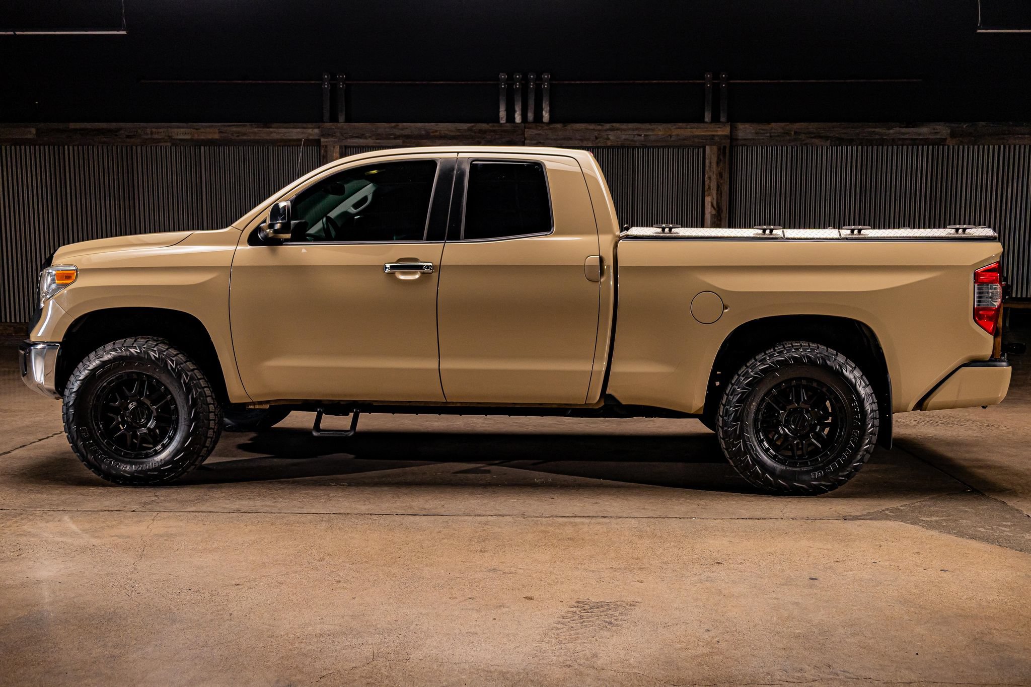 Used 2017 Toyota Tundra Limited w/ Limited Premium Package AWD/4WD image 6