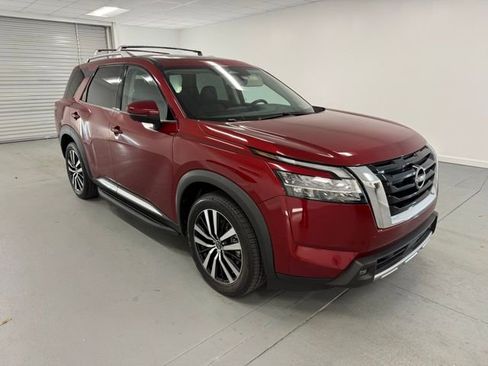 Used 2023 Nissan Pathfinder Platinum image 3