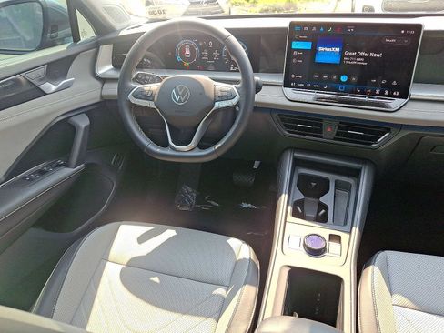 Used 2025 Volkswagen Tiguan SE AWD/4WD image 15
