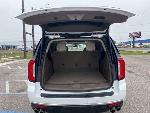 Used 2021 GMC Yukon XL Denali w/ Denali Premium Package image 13