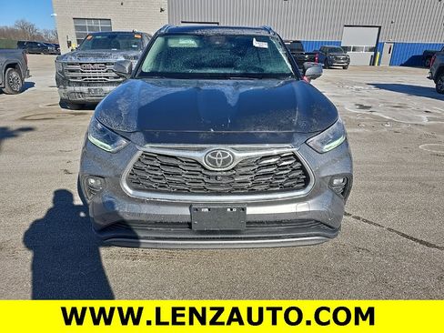 Used 2025 Toyota Highlander Platinum image 2