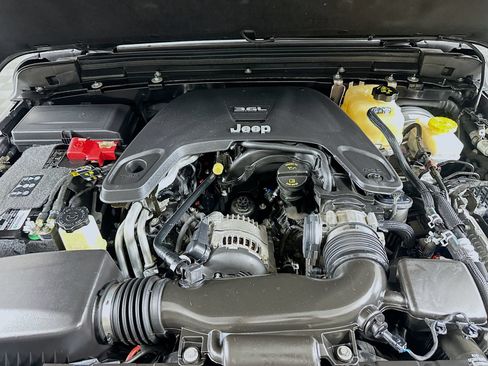 Used 2019 Jeep Wrangler Unlimited Sahara AWD/4WD image 29