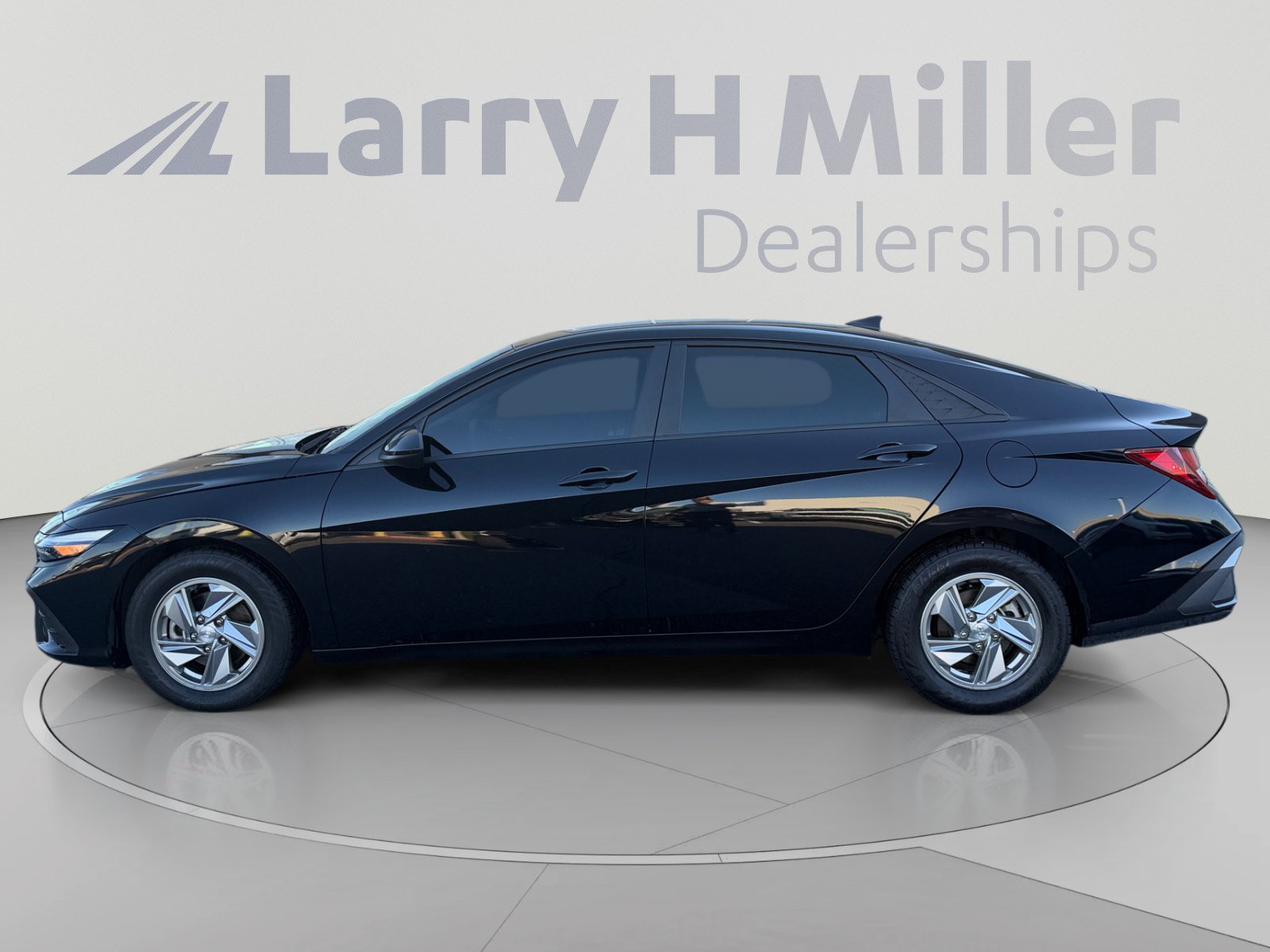 Used 2024 Hyundai Elantra SE FWD image 2