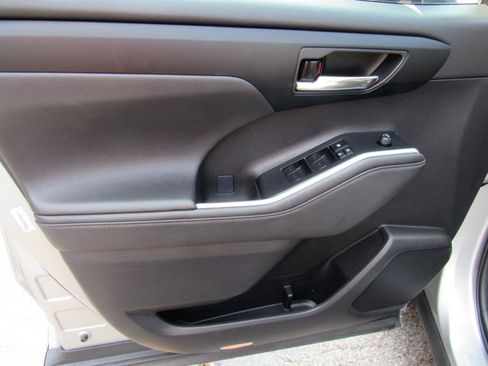 Used 2024 Toyota Highlander XSE FWD image 14