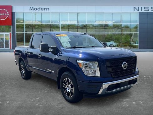 Used 2020 Nissan Titan SV w/ SV Convenience Package RWD image 3