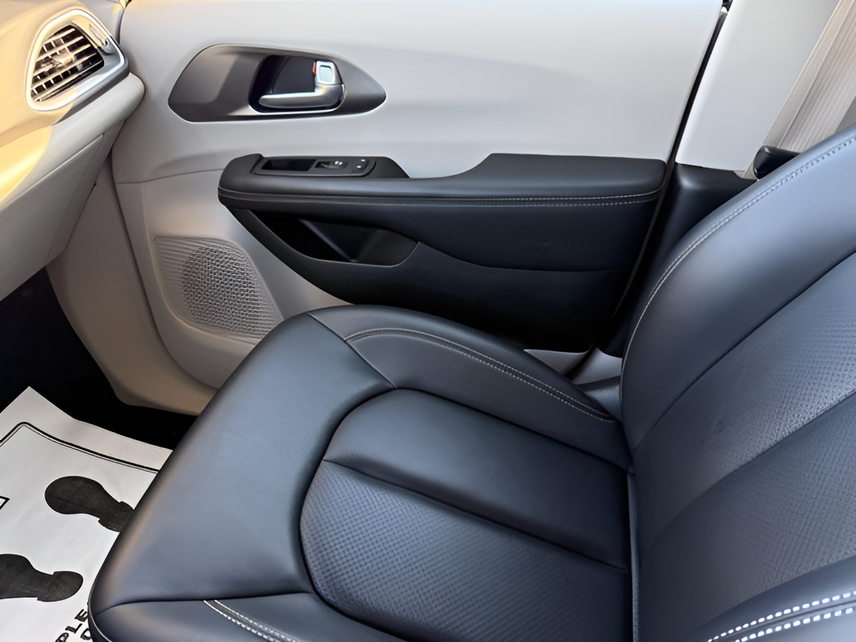 Used 2024 Chrysler Pacifica Touring-L FWD image 28