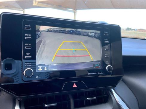 Used 2022 Toyota Venza LE image 28