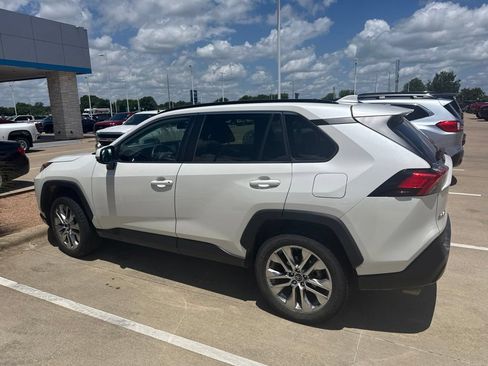 Used 2021 Toyota RAV4 XLE Premium FWD image 2