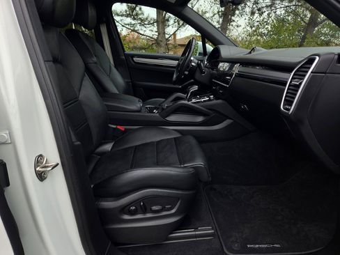 Used 2023 Porsche Cayenne Platinum Edition image 27