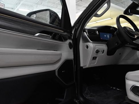 Used 2023 Jeep Wagoneer Series III w/ Preferred Equipment Group AWD/4WD image 13