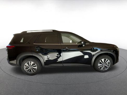 Used 2025 Nissan Pathfinder SV image 16