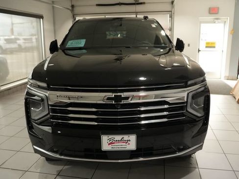 Used 2025 Chevrolet Suburban LT w/ Comfort Package AWD/4WD image 7