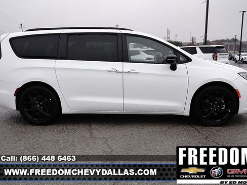 Used 2025 Chrysler Pacifica Limited image 41