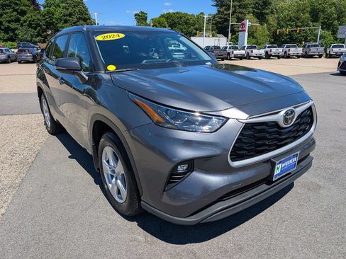 Used 2024 Toyota Highlander LE AWD/4WD image 8