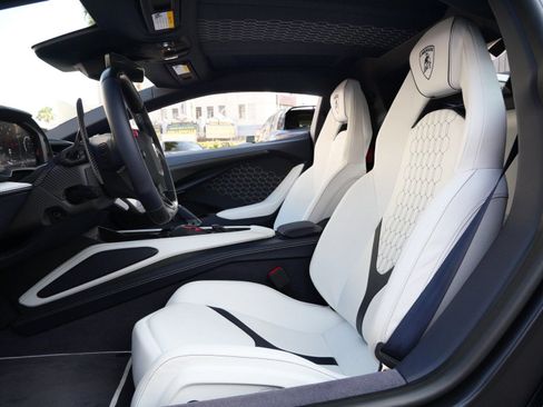 Used 2025 Lamborghini Revuelto Base image 6