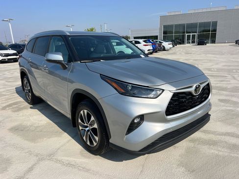 Used 2023 Toyota Highlander XLE FWD image 3