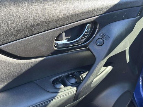 Used 2020 Nissan Rogue SV image 18