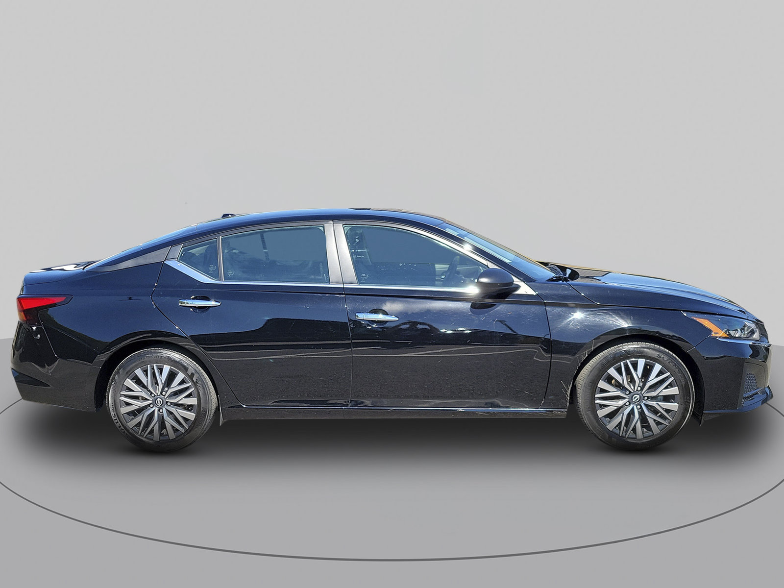 Used 2025 Nissan Altima 2.5 SV FWD image 2
