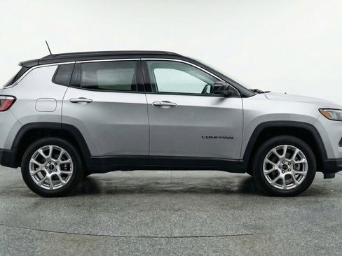 Used 2025 Jeep Compass Limited image 11