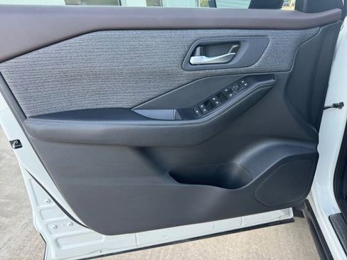 Used 2023 Nissan Rogue SV image 4