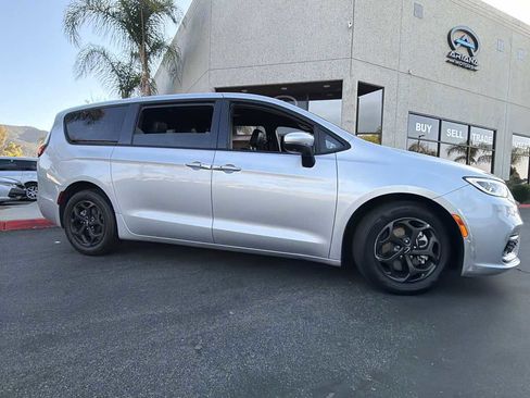 Used 2023 Chrysler Pacifica Touring-L w/ Uconnect Theater Family Group FWD image 12