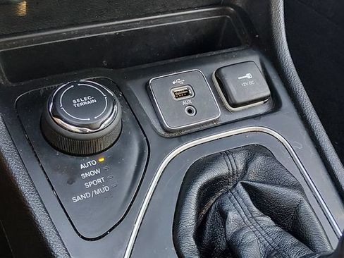 Used 2019 Jeep Cherokee Latitude Plus w/ Comfort/Convenience Group AWD/4WD image 22