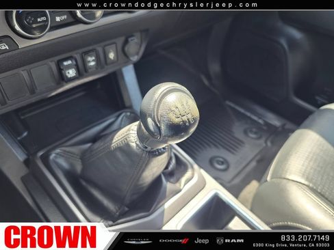 Used 2018 Toyota Tacoma TRD Sport w/ TRD Premium Sport Package AWD/4WD image 27
