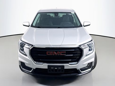 Used 2022 GMC Terrain SLE image 2
